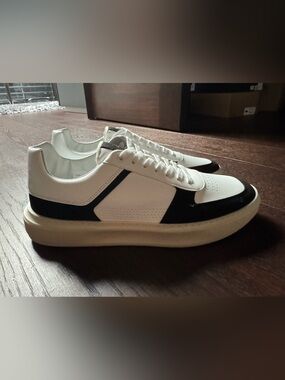 Good Man Brand White and Black Low-Top Sneakers